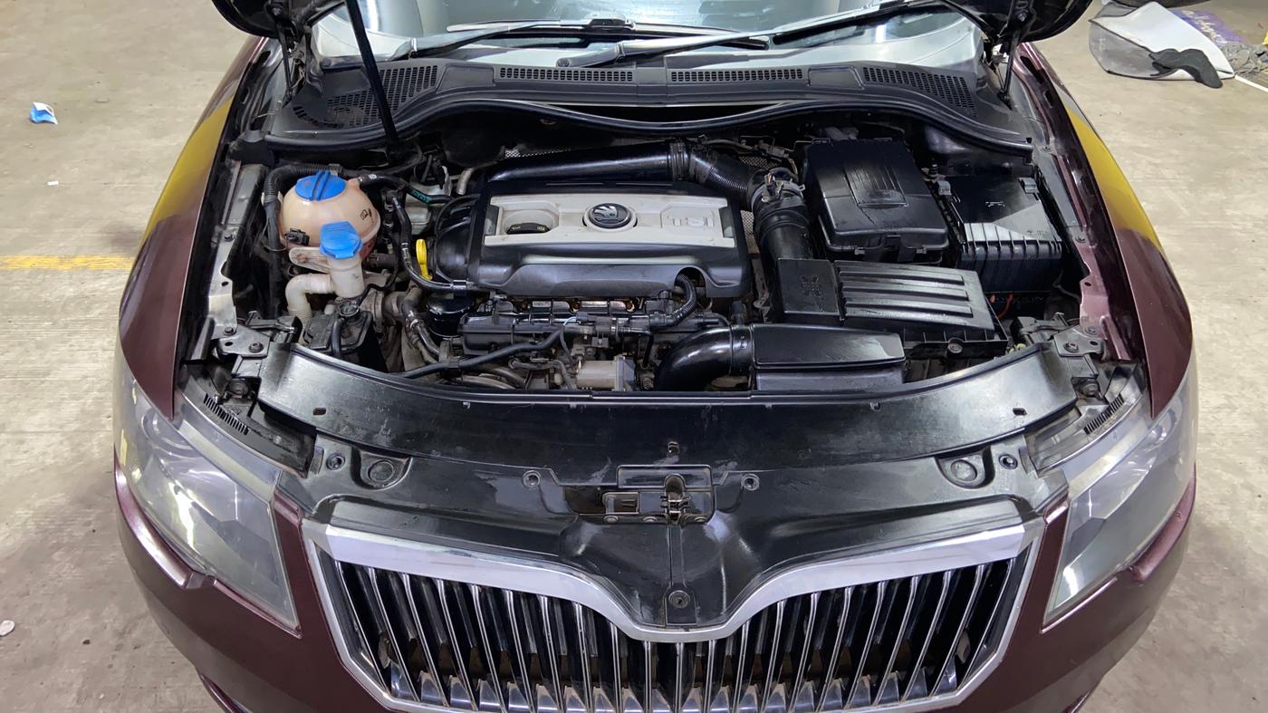 2014 Skoda Superb ELEGANCE 1.8 TSI AT, Petrol, Automatic, 63,516 km, Engine View