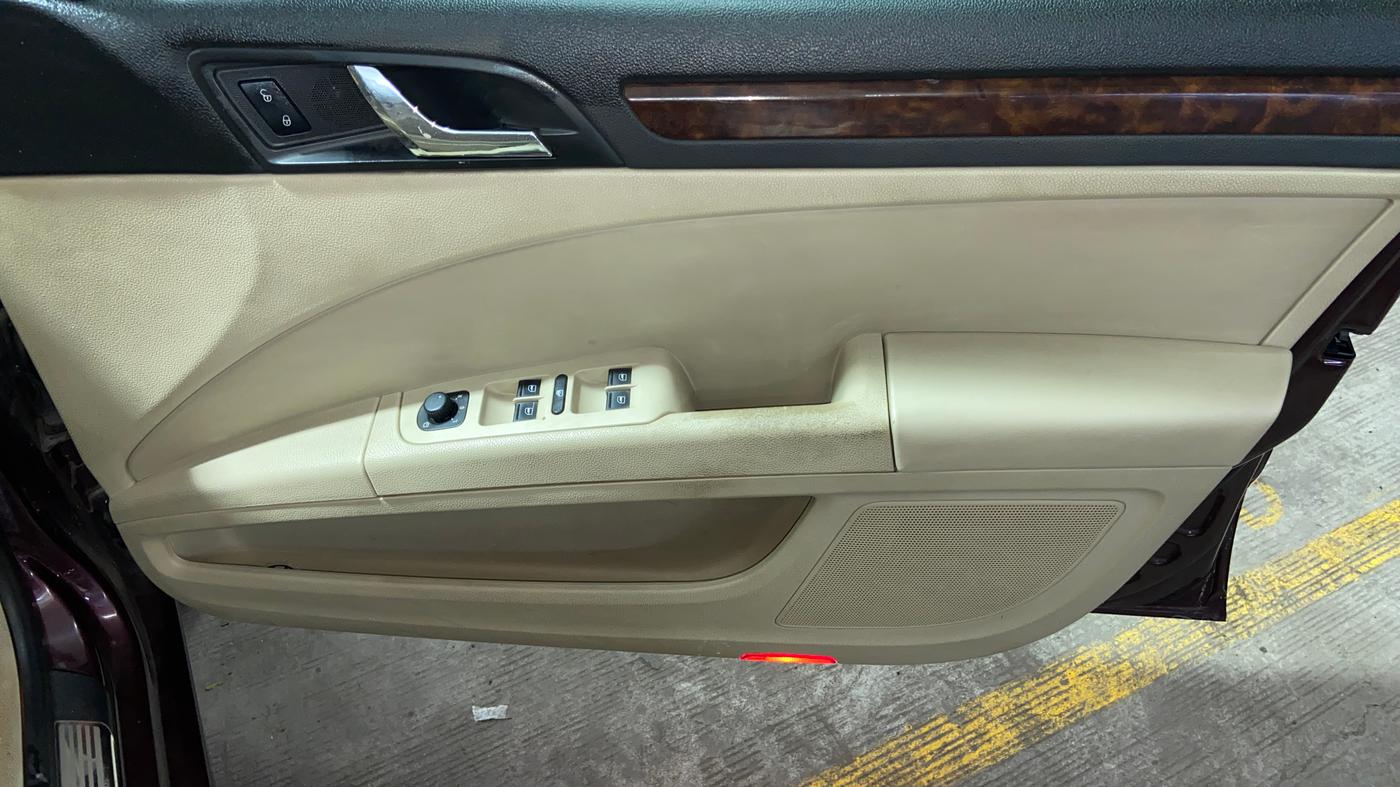 2014 Skoda Superb ELEGANCE 1.8 TSI AT, Petrol, Automatic, 63,516 km, Driver Side Door Panels Control