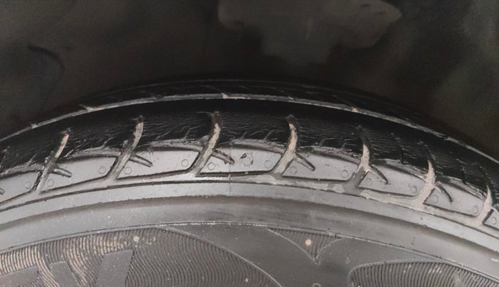 2013 Hyundai i20 MAGNA (O) 1.2, CNG, Manual, 81,185 km, Left Front Tyre Tread