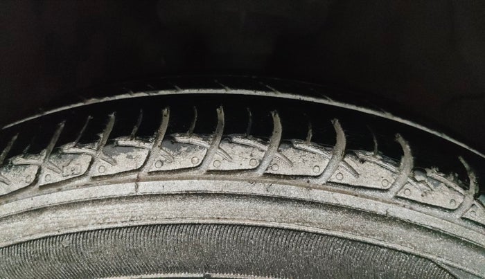 2013 Hyundai i20 MAGNA (O) 1.2, CNG, Manual, 81,185 km, Right Front Tyre Tread