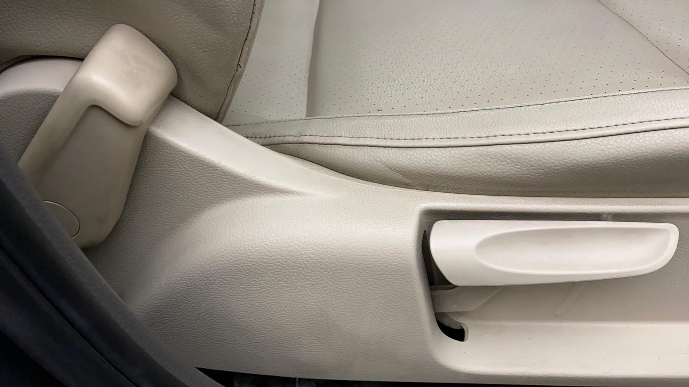 2014 Volkswagen Vento HIGHLINE DIESEL 1.6, Diesel, Manual, 83,566 km, Driver Side Adjustment Panel
