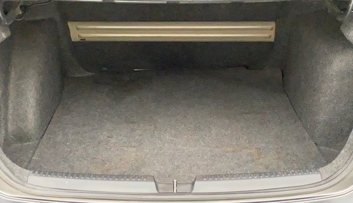2014 Volkswagen Vento HIGHLINE DIESEL 1.6, Diesel, Manual, 83,566 km, Boot Inside