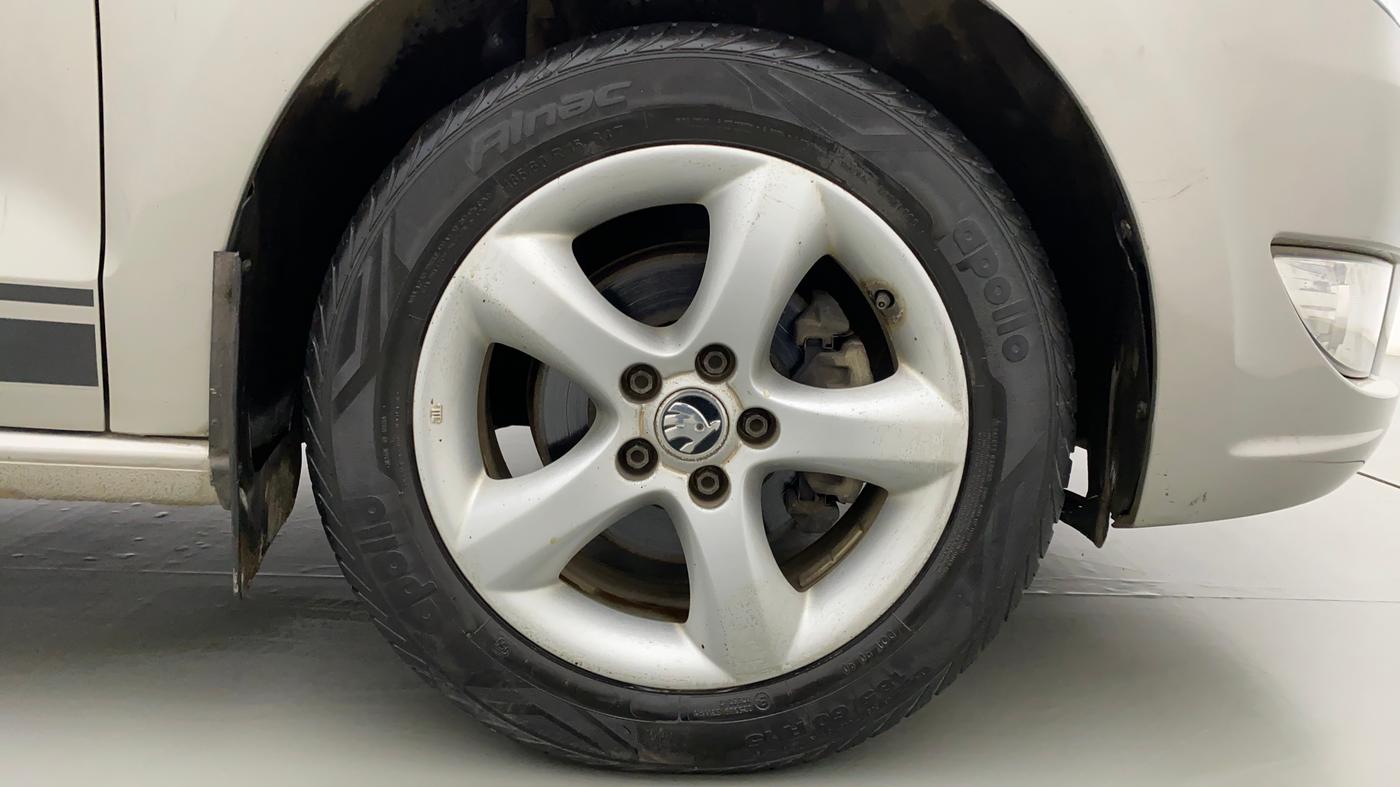2015 Skoda Rapid AMBITION 1.6 MPI MT PLUS, Petrol, Manual, 39,337 km, Right Front Wheel