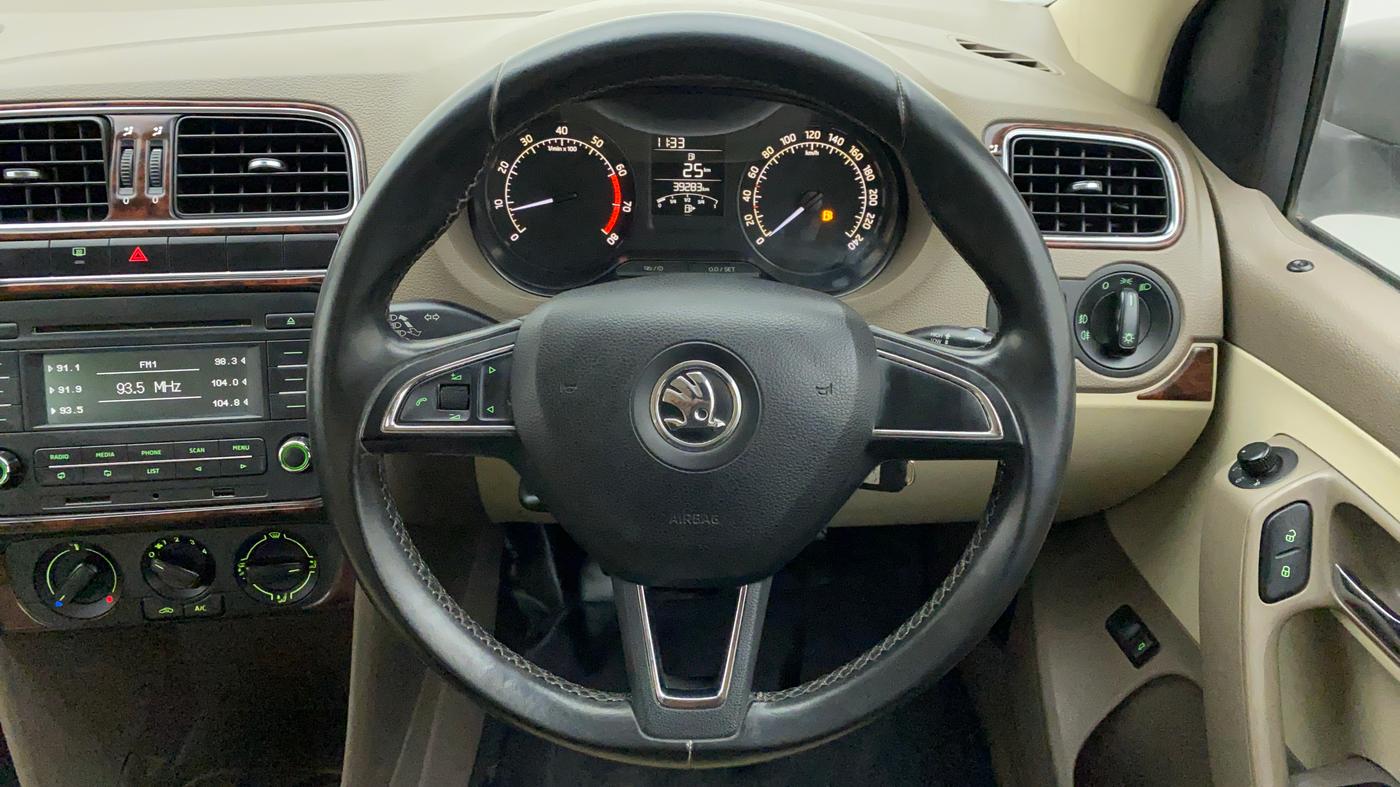 2015 Skoda Rapid AMBITION 1.6 MPI MT PLUS, Petrol, Manual, 39,337 km, Steering Wheel Close Up