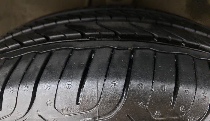 2012 Hyundai i20 MAGNA (O) 1.2, Petrol, Manual, 46,802 km, Right Front Tyre Tread
