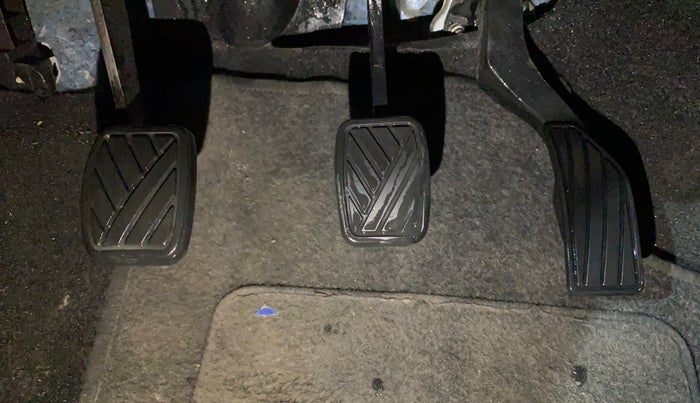 2015 Maruti Swift VXI, Petrol, Manual, 1,01,603 km, Pedals