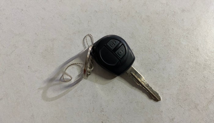 2015 Maruti Swift VXI, Petrol, Manual, 1,01,603 km, Key Close Up