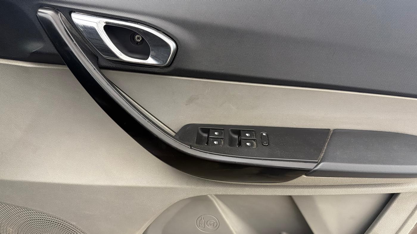 2016 Tata Tiago XZ PETROL, Petrol, Manual, 91,193 km, Driver Side Door Panels Control