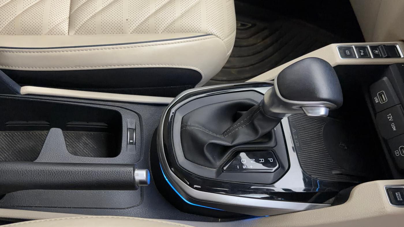 2023 KIA CARENS LUXURY PLUS 1.5 TURBO PETROL DCT 7 STR, Petrol, Automatic, 20,601 km, Gear Lever