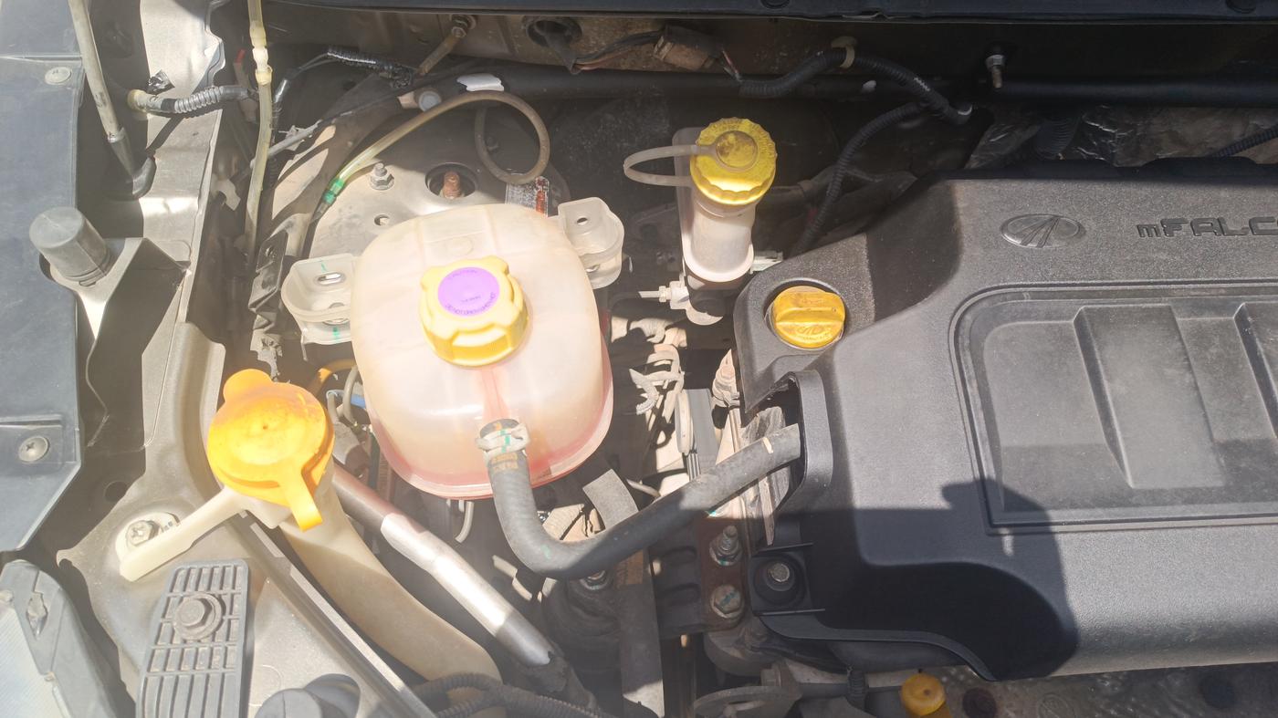 2016 Mahindra Kuv100 K6 5 STR, Petrol, Manual, 33,624 km, Engine View - Right