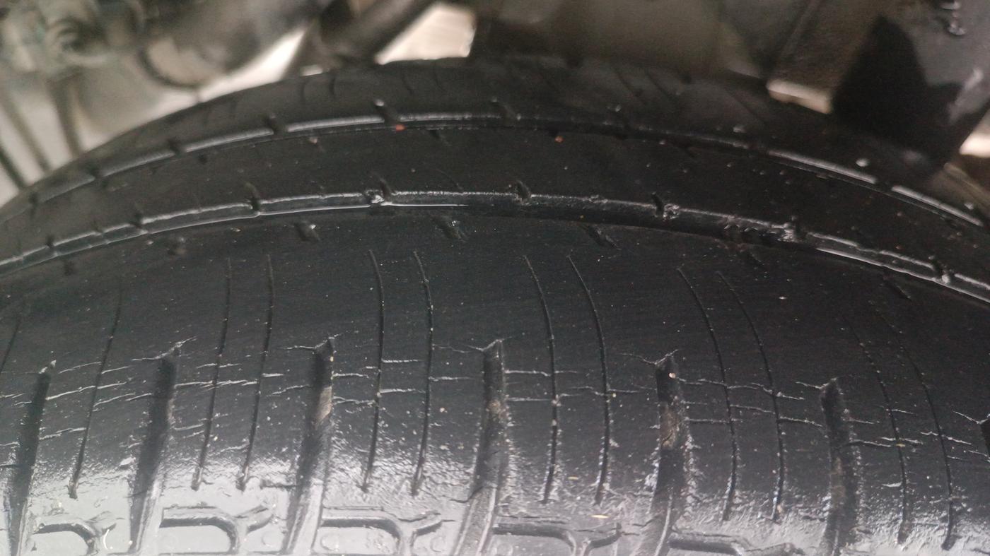 2016 Mahindra Kuv100 K6 5 STR, Petrol, Manual, 33,624 km, Left Rear Tyre Tread