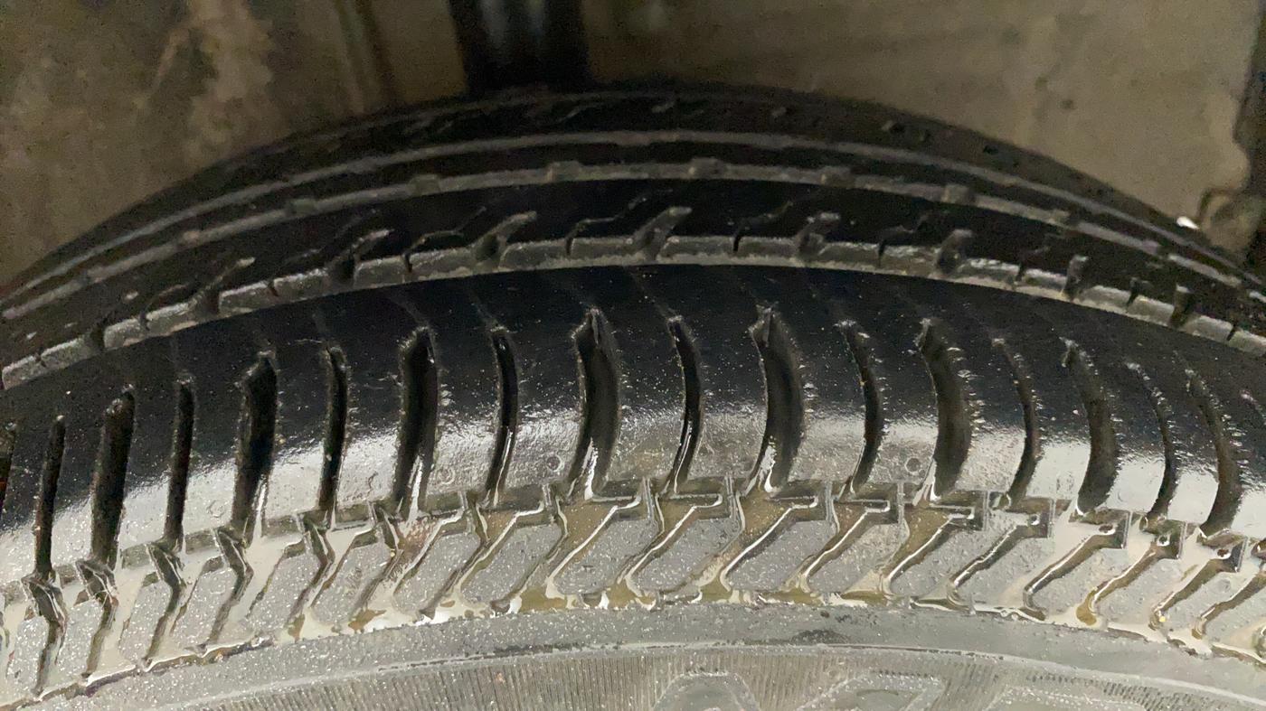 2011 Toyota Etios G, Petrol, Manual, 76,474 km, Right Front Tyre Tread