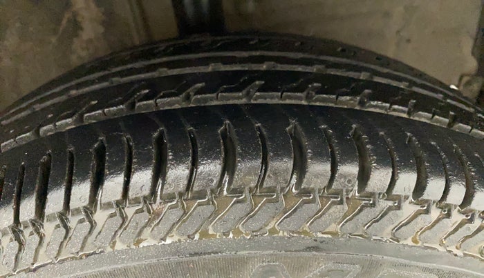 2011 Toyota Etios G, Petrol, Manual, 76,474 km, Right Front Tyre Tread