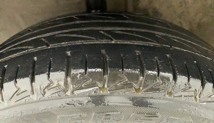 2011 Toyota Etios G, Petrol, Manual, 76,474 km, Left Front Tyre Tread