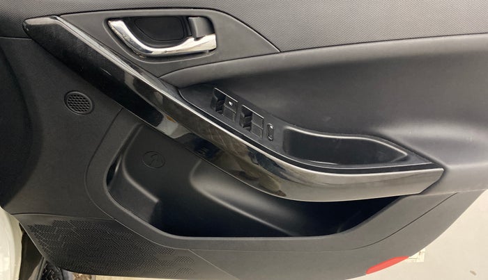 2024 Tata NEXON FEARLESS + SUNROOF DCA DUAL TONE 1.2 PETROL, Petrol, Automatic, 12,643 km, Driver Side Door Panels Control