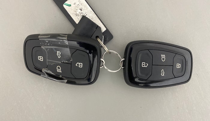 2024 Tata NEXON FEARLESS + SUNROOF DCA DUAL TONE 1.2 PETROL, Petrol, Automatic, 12,643 km, Key Close Up