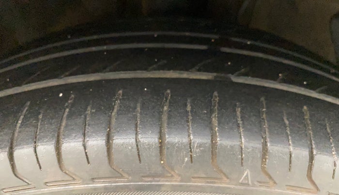 2013 Hyundai i20 MAGNA (O) 1.2, Petrol, Manual, 33,971 km, Right Front Tyre Tread