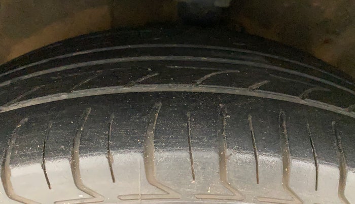 2013 Hyundai i20 MAGNA (O) 1.2, Petrol, Manual, 33,971 km, Left Front Tyre Tread