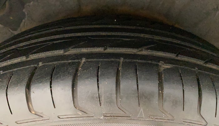 2013 Hyundai i20 MAGNA (O) 1.2, Petrol, Manual, 33,971 km, Right Rear Tyre Tread