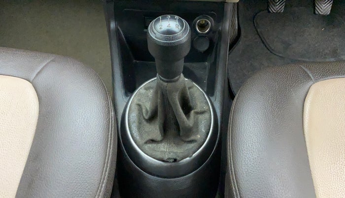 2013 Hyundai i20 MAGNA (O) 1.2, Petrol, Manual, 33,971 km, Gear lever - Boot cover slightly torn