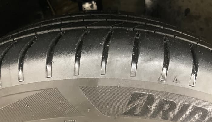 2021 Skoda KUSHAQ STYLE 1.0L TSI AT (6 AIRBAGS), Petrol, Automatic, 59,630 km, Right Front Tyre Tread