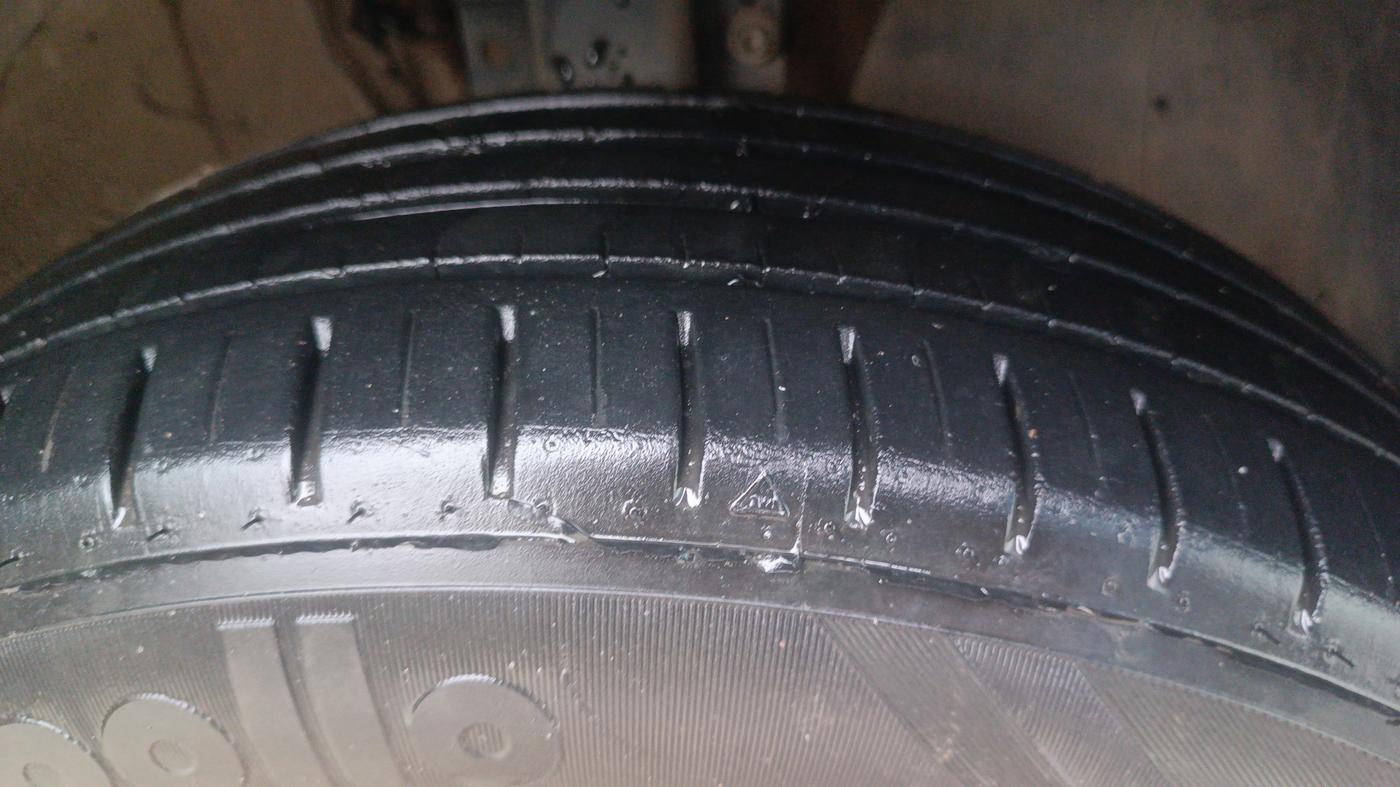 2012 Volkswagen Polo HIGHLINE1.2L, Petrol, Manual, 1,07,764 km, Right Front Tyre Tread
