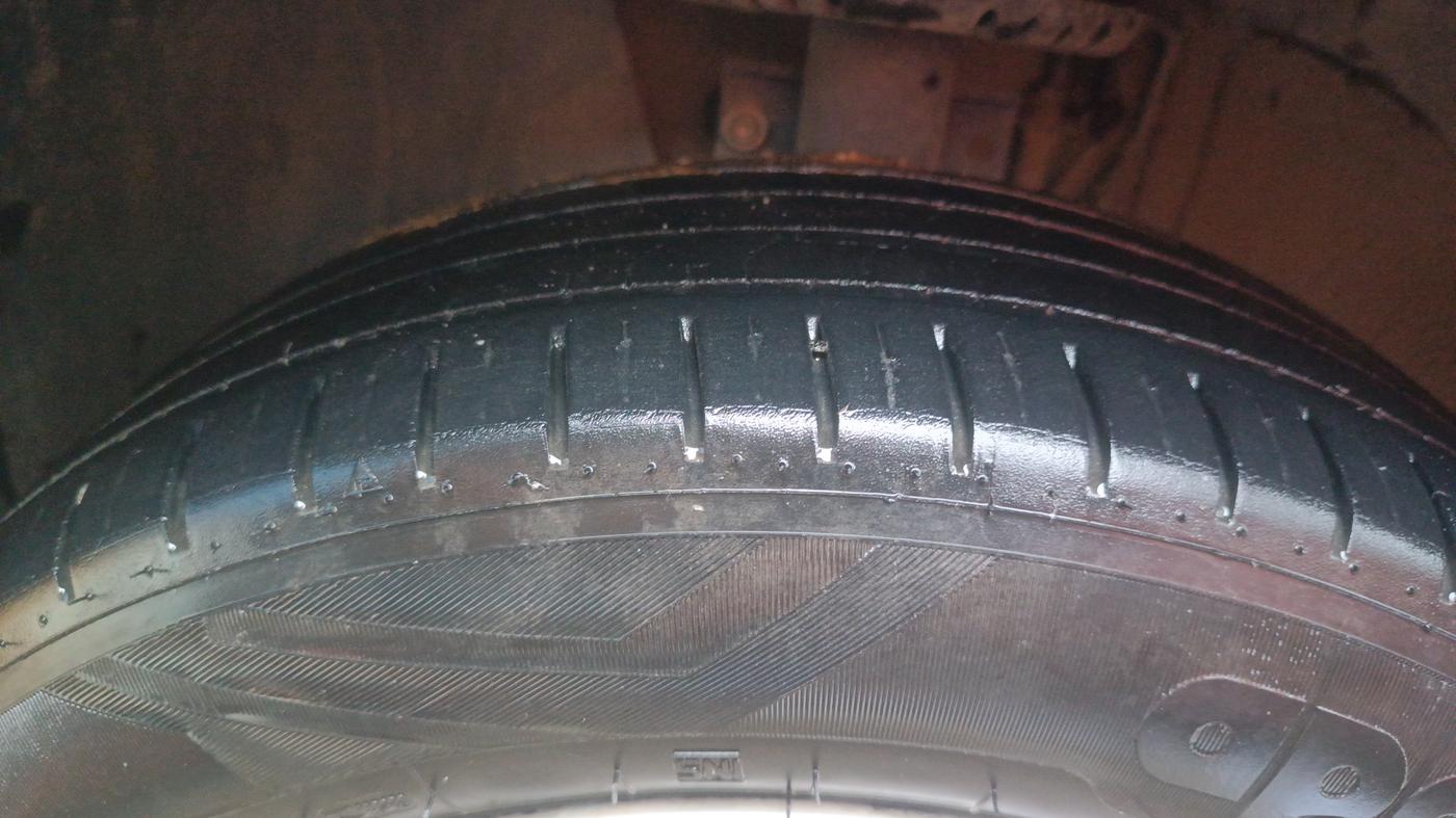 2012 Volkswagen Polo HIGHLINE1.2L, Petrol, Manual, 1,07,764 km, Left Front Tyre Tread