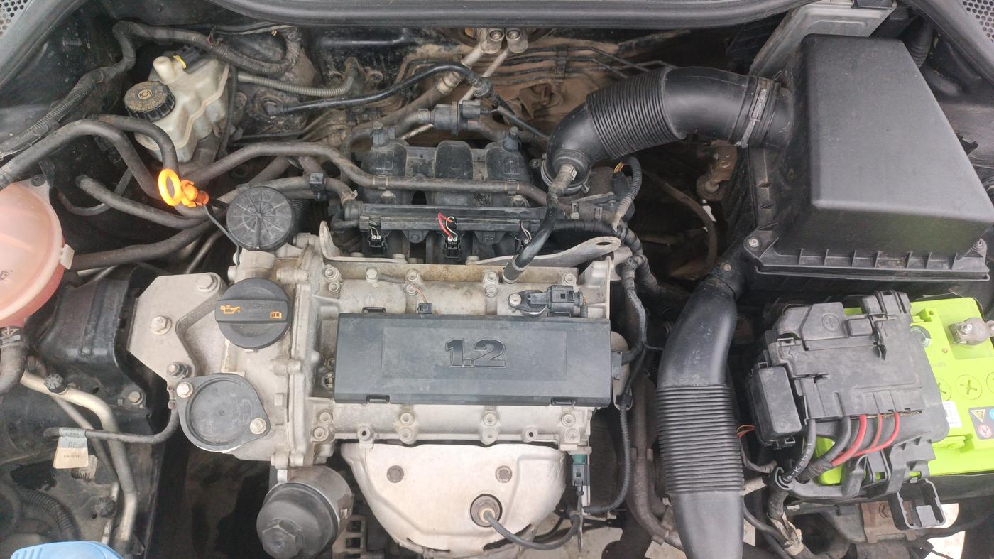 2012 Volkswagen Polo HIGHLINE1.2L, Petrol, Manual, 1,07,764 km, Engine View