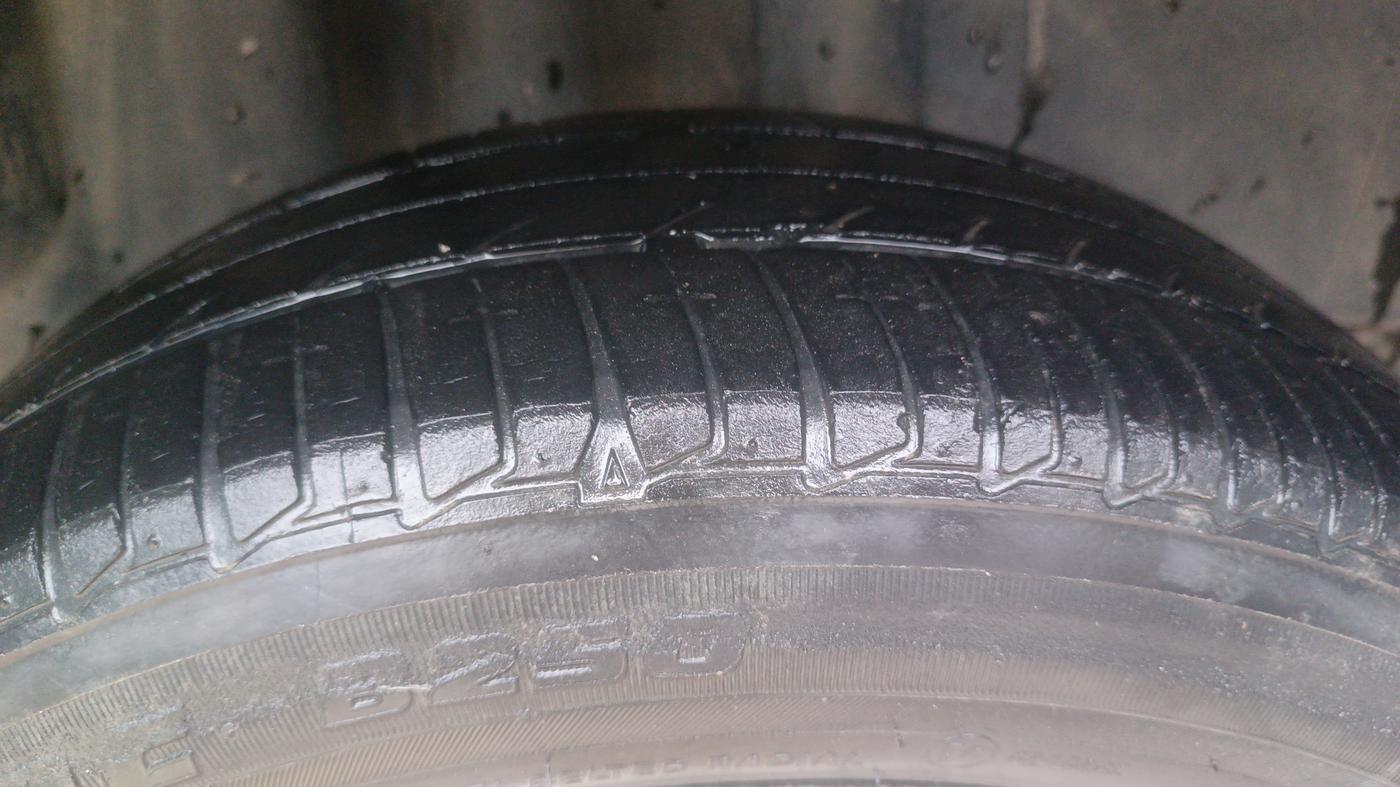 2012 Volkswagen Polo HIGHLINE1.2L, Petrol, Manual, 1,07,764 km, Right Rear Tyre Tread