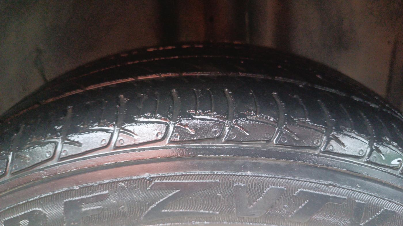 2012 Volkswagen Polo HIGHLINE1.2L, Petrol, Manual, 1,07,764 km, Left Rear Tyre Tread