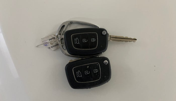 2016 Hyundai Creta E PLUS 1.6 PETROL, CNG, Manual, 1,25,577 km, Key Close Up