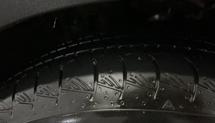 2016 Hyundai Creta E PLUS 1.6 PETROL, CNG, Manual, 1,25,577 km, Left Front Tyre Tread