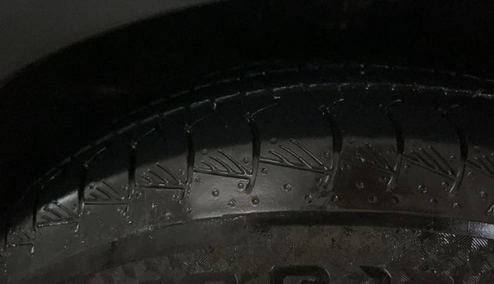 2016 Hyundai Creta E PLUS 1.6 PETROL, CNG, Manual, 1,25,577 km, Right Front Tyre Tread