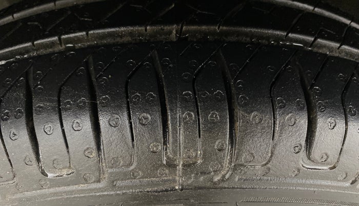 2016 Renault Kwid RXT 0.8, CNG, Manual, 39,479 km, Left Front Tyre Tread