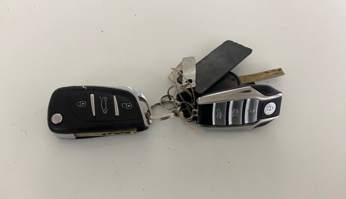 2022 Tata PUNCH PURE MT, Petrol, Manual, 24,170 km, Key Close Up