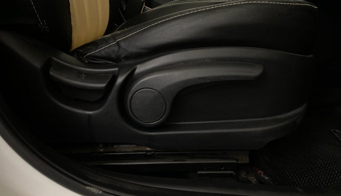 2020 Hyundai Elite i20 SPORTZ PLUS 1.2, CNG, Manual, 66,858 km, Driver Side Adjustment Panel