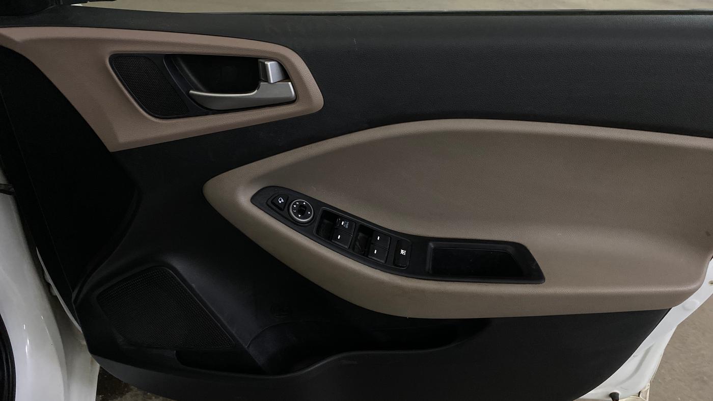 2020 Hyundai Elite i20 SPORTZ PLUS 1.2, CNG, Manual, 66,900 km, Driver Side Door Panels Control