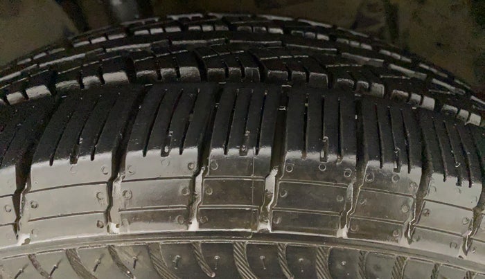 2014 Renault Duster RXE PETROL, Petrol, Manual, 41,690 km, Left Front Tyre Tread