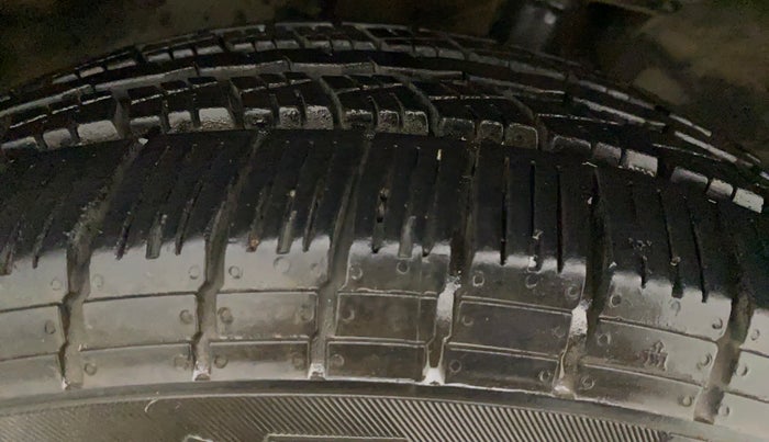 2014 Renault Duster RXE PETROL, Petrol, Manual, 41,690 km, Right Rear Tyre Tread
