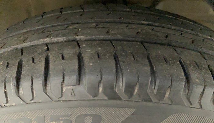 2018 Maruti Dzire VDI, Diesel, Manual, 26,836 km, Right Front Tyre Tread