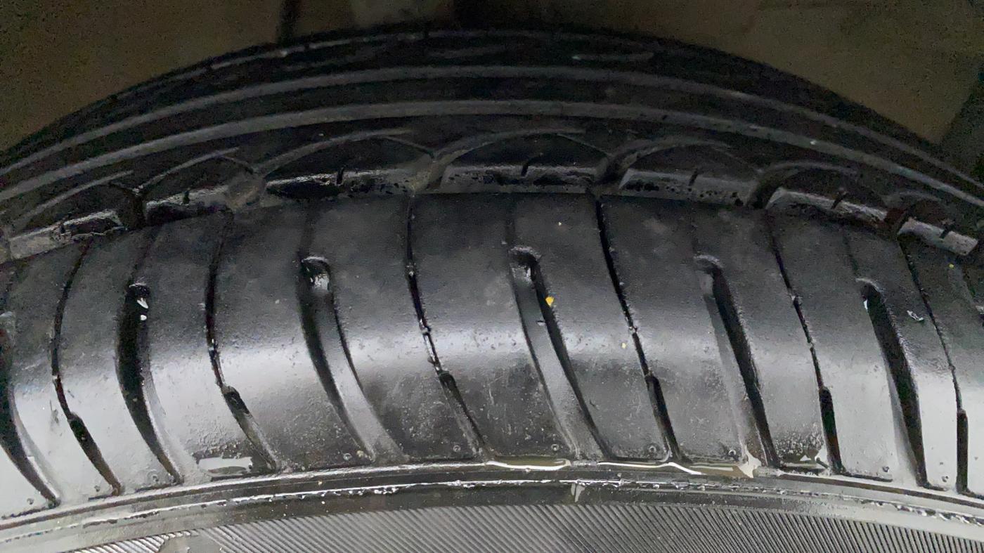 2010 Maruti Swift ZXI D, Petrol, Manual, 47,951 km, Right Front Tyre Tread