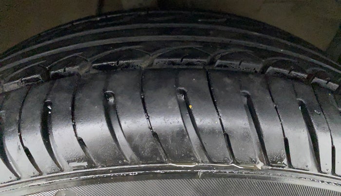 2010 Maruti Swift ZXI D, Petrol, Manual, 47,951 km, Right Front Tyre Tread