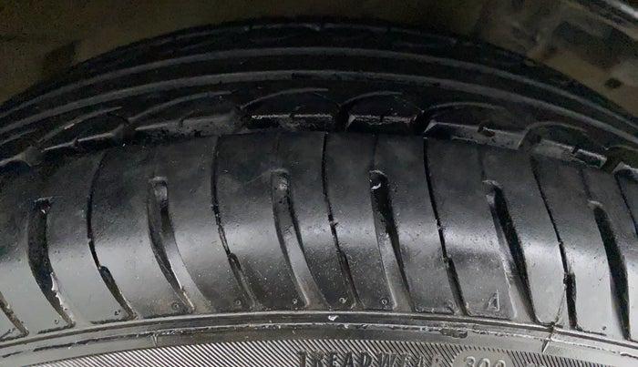 2010 Maruti Swift ZXI D, Petrol, Manual, 47,951 km, Right Rear Tyre Tread