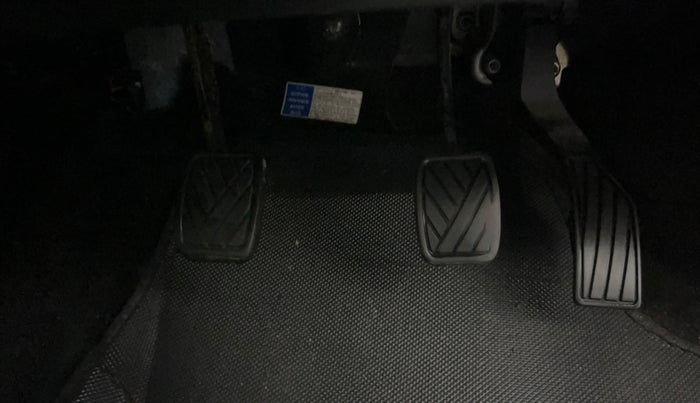 2017 Maruti Swift LXI (O), Petrol, Manual, 62,149 km, Pedals