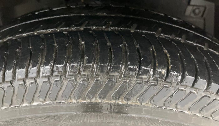 2017 Maruti Swift LXI (O), Petrol, Manual, 62,149 km, Right Front Tyre Tread