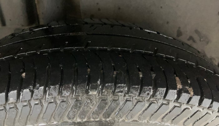 2017 Maruti Swift LXI (O), Petrol, Manual, 62,149 km, Right Rear Tyre Tread