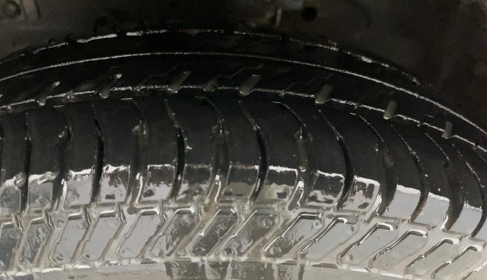 2017 Maruti Swift LXI (O), Petrol, Manual, 62,149 km, Left Front Tyre Tread