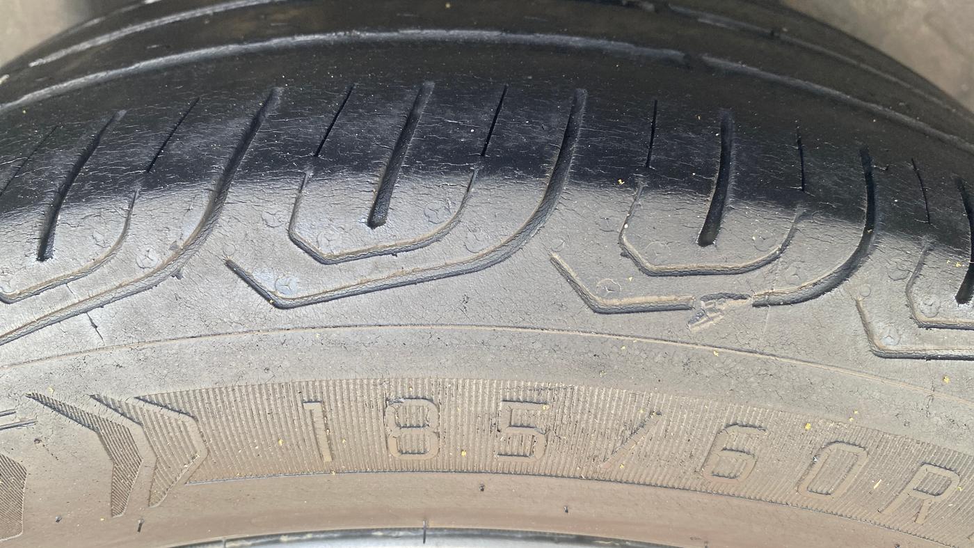 2018 Ford FREESTYLE TITANIUM PLUS 1.2 PETROL, Petrol, Manual, 1,36,610 km, Right Rear Tyre Tread