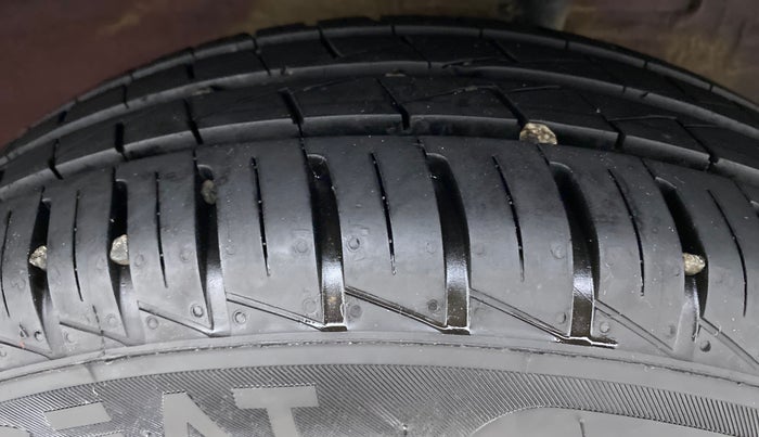 2022 Renault Kwid 1.0 RXT AT, Petrol, Automatic, 2,371 km, Left Rear Tyre Tread