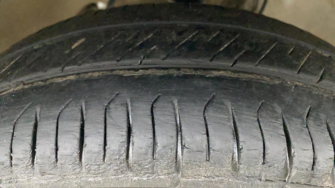 2019 Maruti Alto LXI CNG, CNG, Manual, 52,777 km, Right Front Tyre Tread